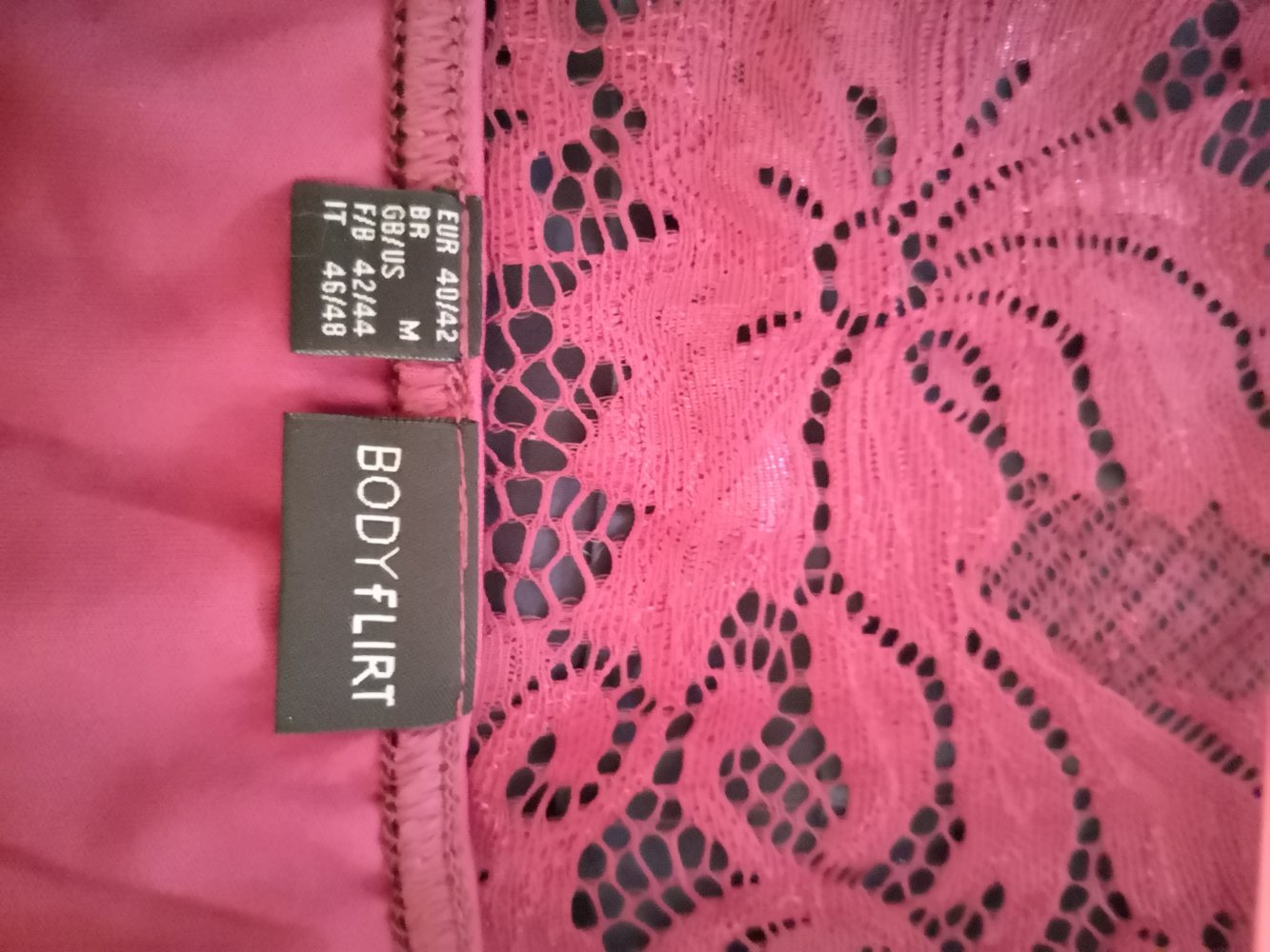 Weinrotes Kleid mit Spitze 