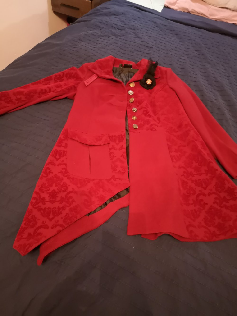 Leichter roter Mantel