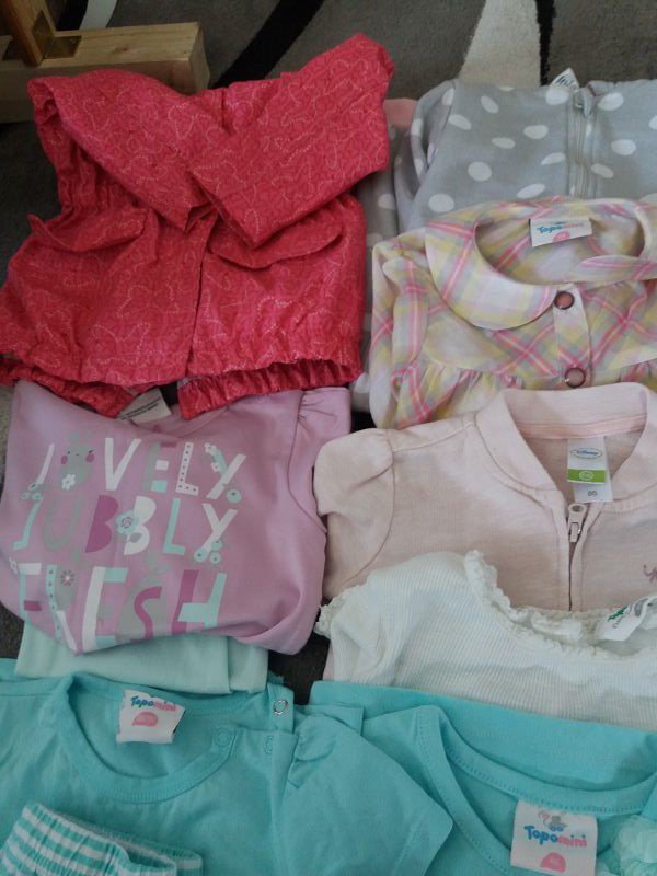Mädchen-Bekleidungspaket in den Größen 86 und 86/92
