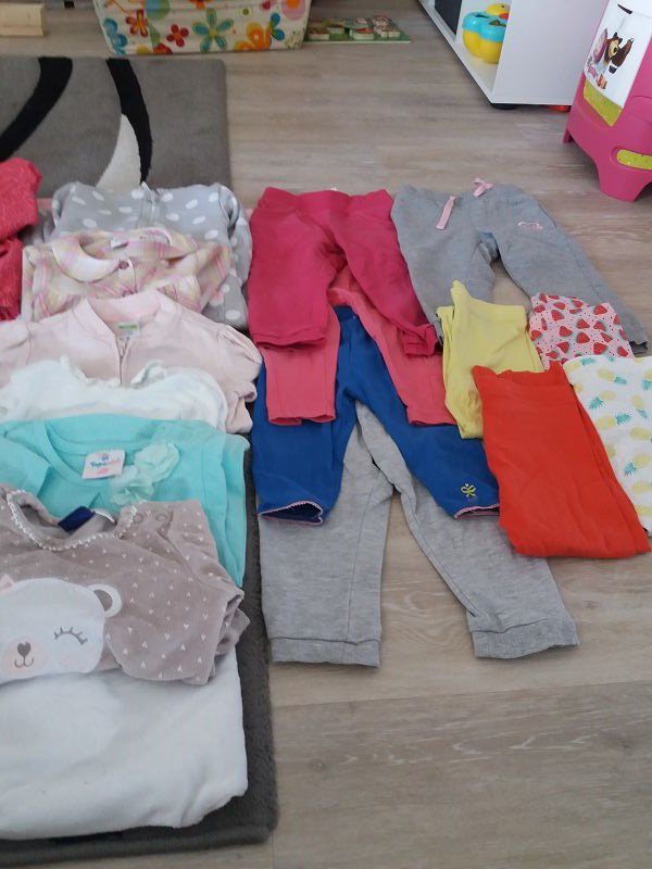 Mädchen-Bekleidungspaket in den Größen 86 und 86/92