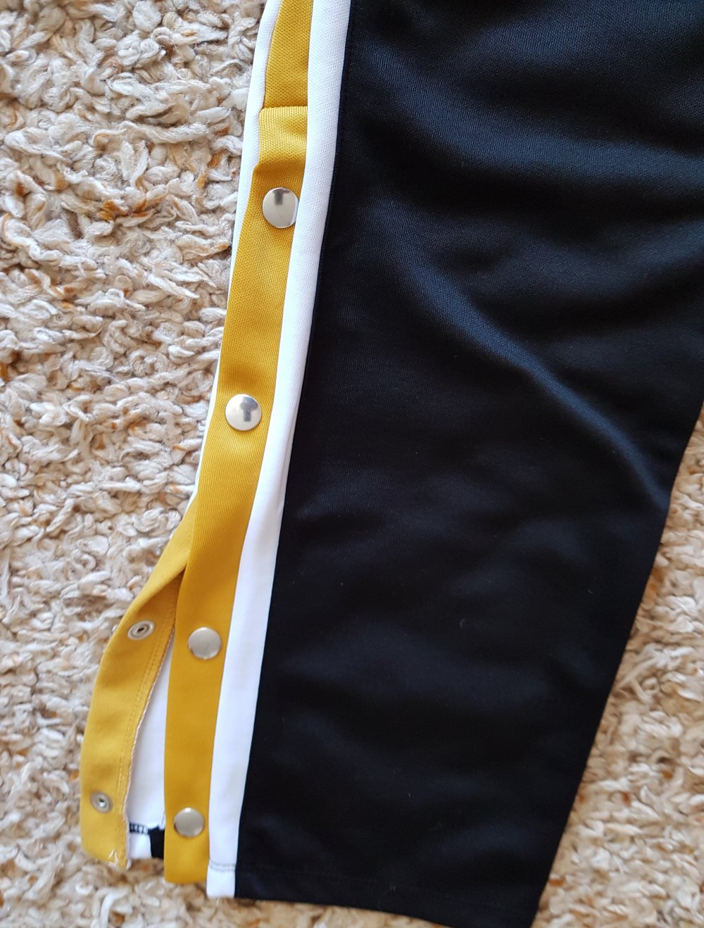 Schwarze Jogginghose Trainingshose mit gelben Streifen und Druckknöpfe Gr.S
