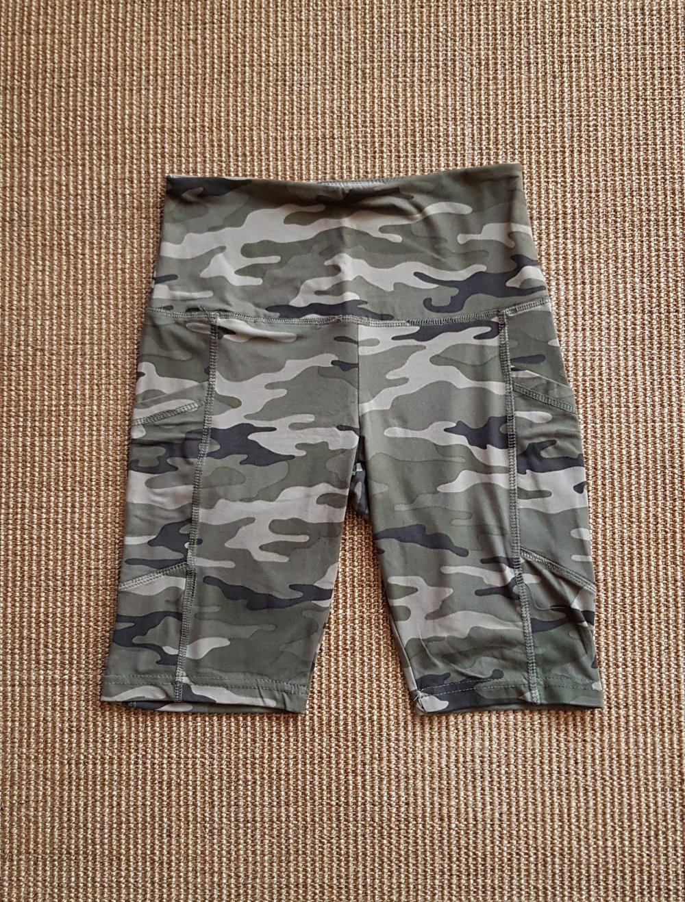 Kurze Sport Leggings Camouflage khakigrün beige Gr.S