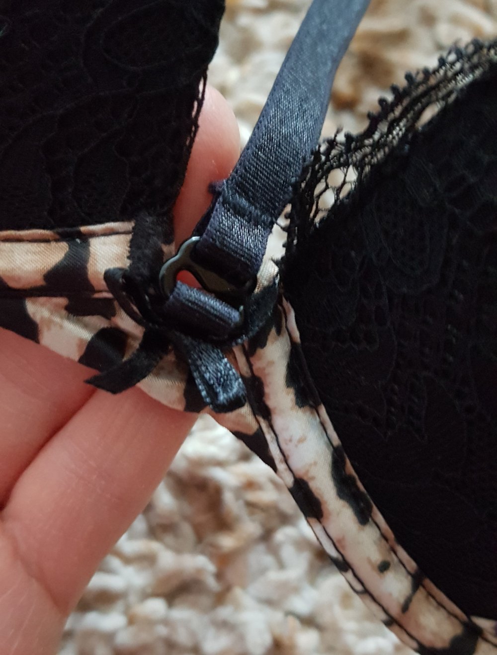 Neu! BH schwarz Spitze Leo Muster Gr.75B