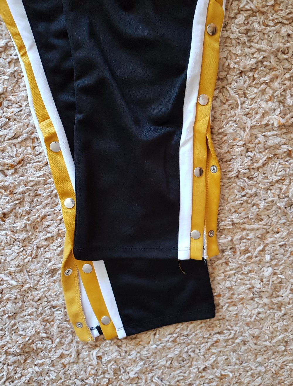 Schwarze Jogginghose Trainingshose mit gelben Streifen und Druckknöpfe Gr.S