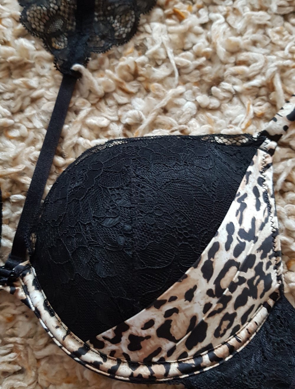 Neu! BH schwarz Spitze Leo Muster Gr.75B