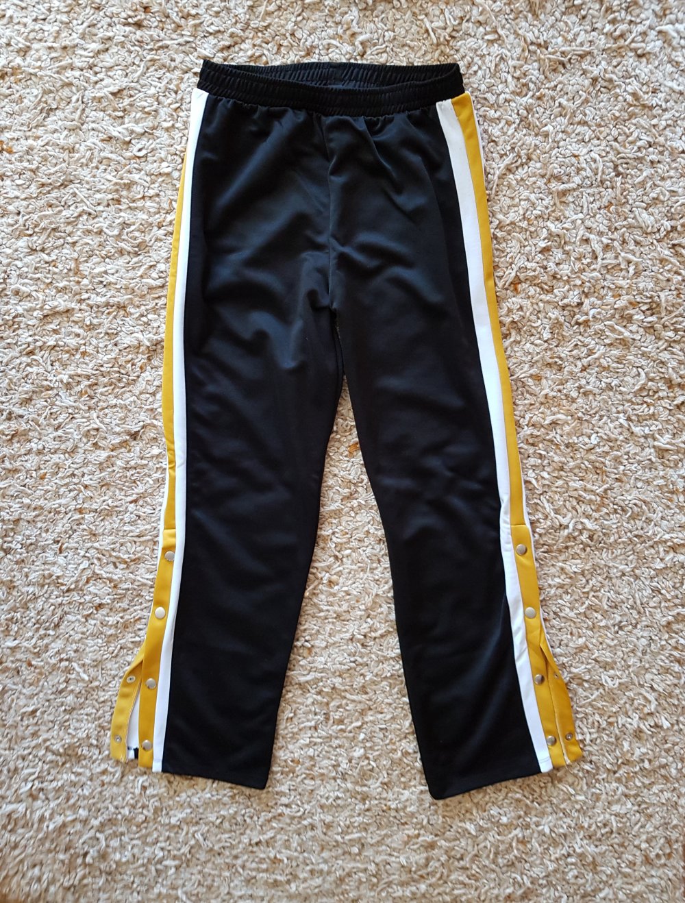 Schwarze Jogginghose Trainingshose mit gelben Streifen und Druckknöpfe Gr.S