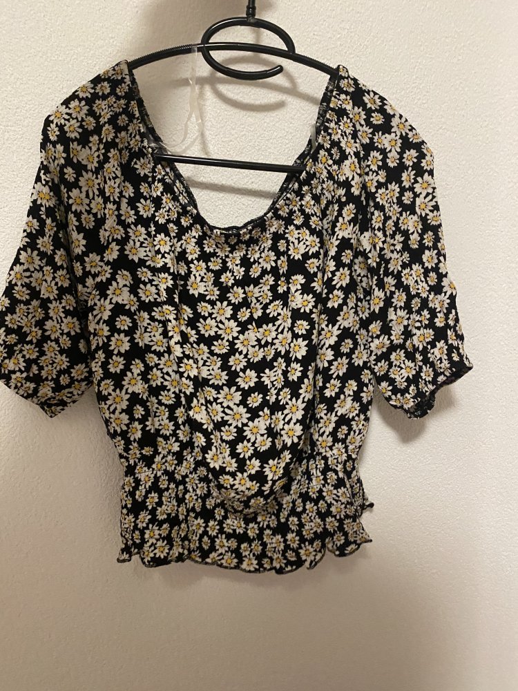Kurze Bluse mit Blumenmuster