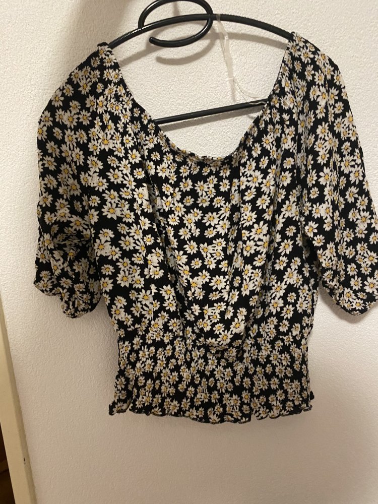 Kurze Bluse mit Blumenmuster