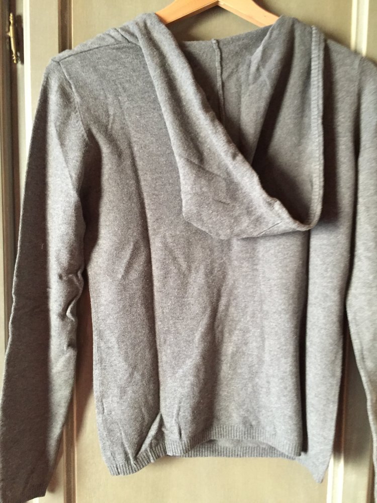 Grauer Pullover mit Kapuze 