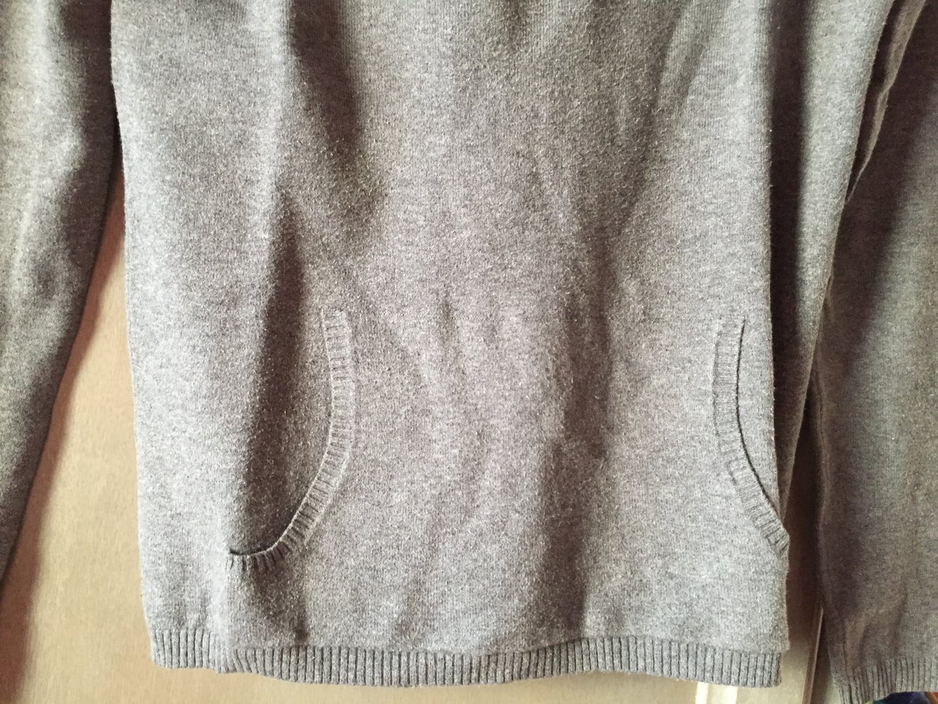 Grauer Pullover mit Kapuze 