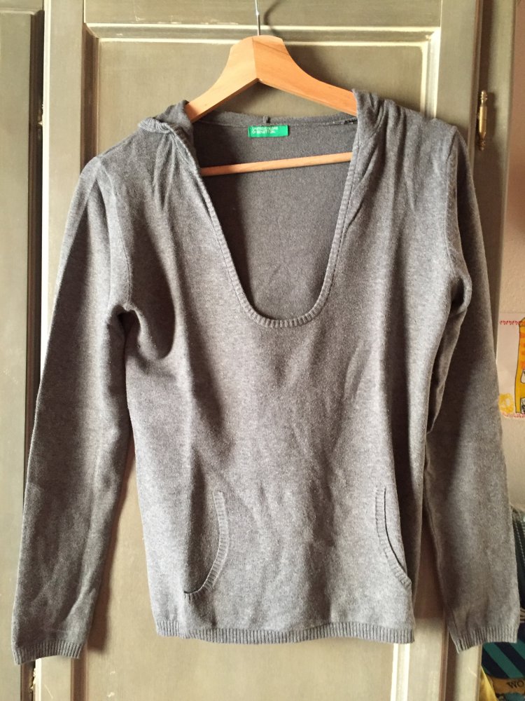 Grauer Pullover mit Kapuze 