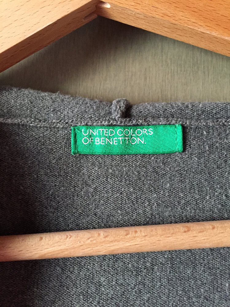 Grauer Pullover mit Kapuze 