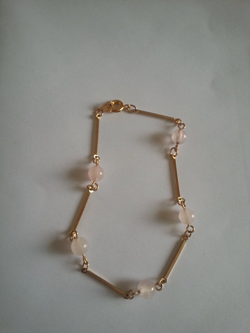 Goldenes Perlenarmband mit Rosenquarz