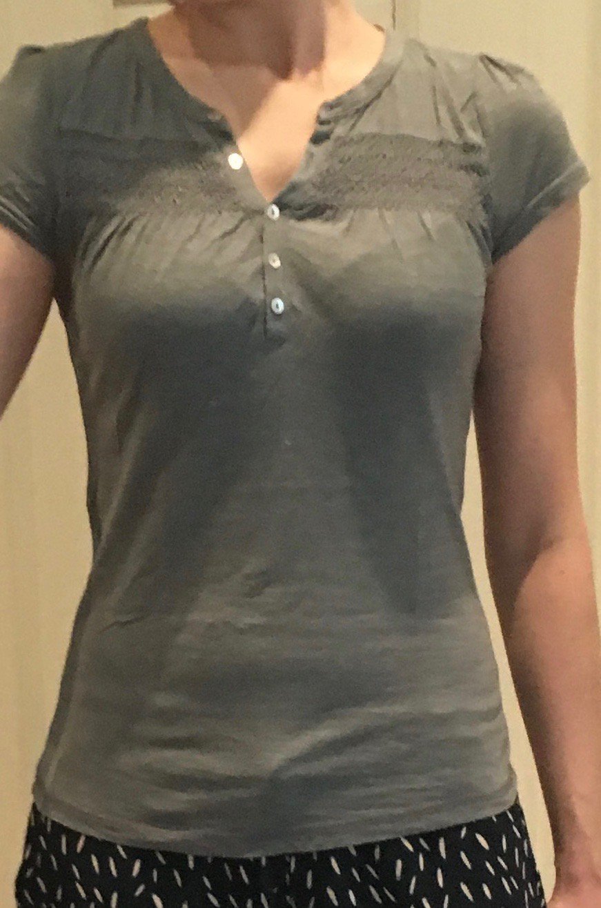 T-Shirt, hellblau/blaugrau mit Verzierungen