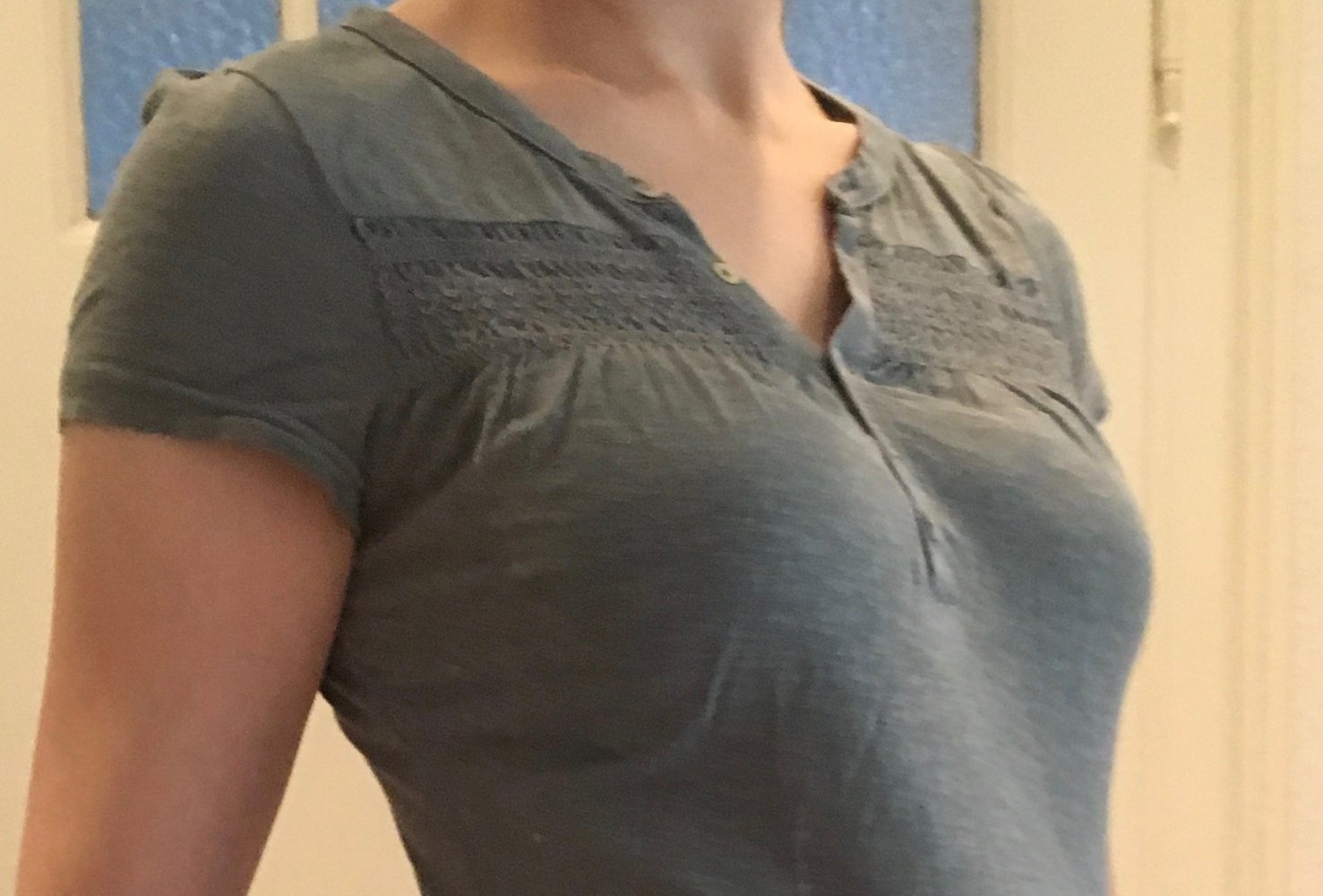 T-Shirt, hellblau/blaugrau mit Verzierungen