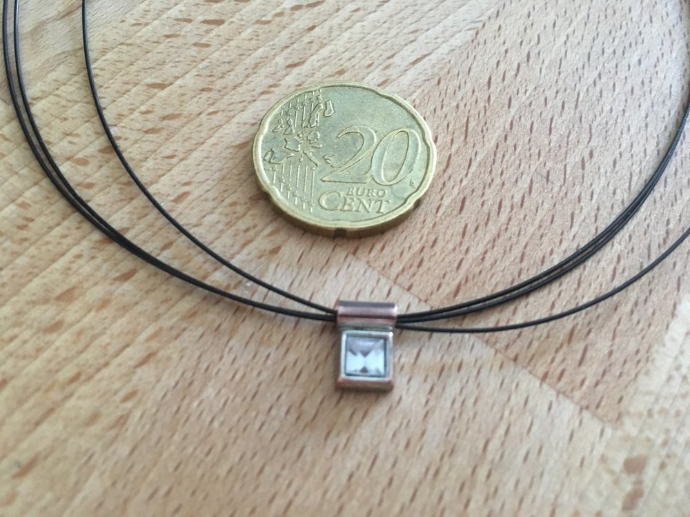 kurze Halskette mit quadratischem Anhänger