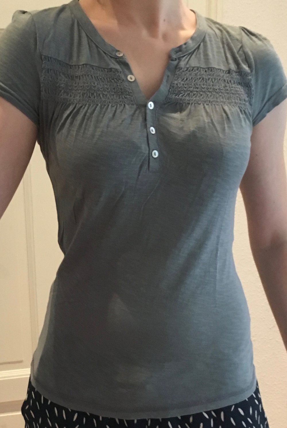 T-Shirt, hellblau/blaugrau mit Verzierungen