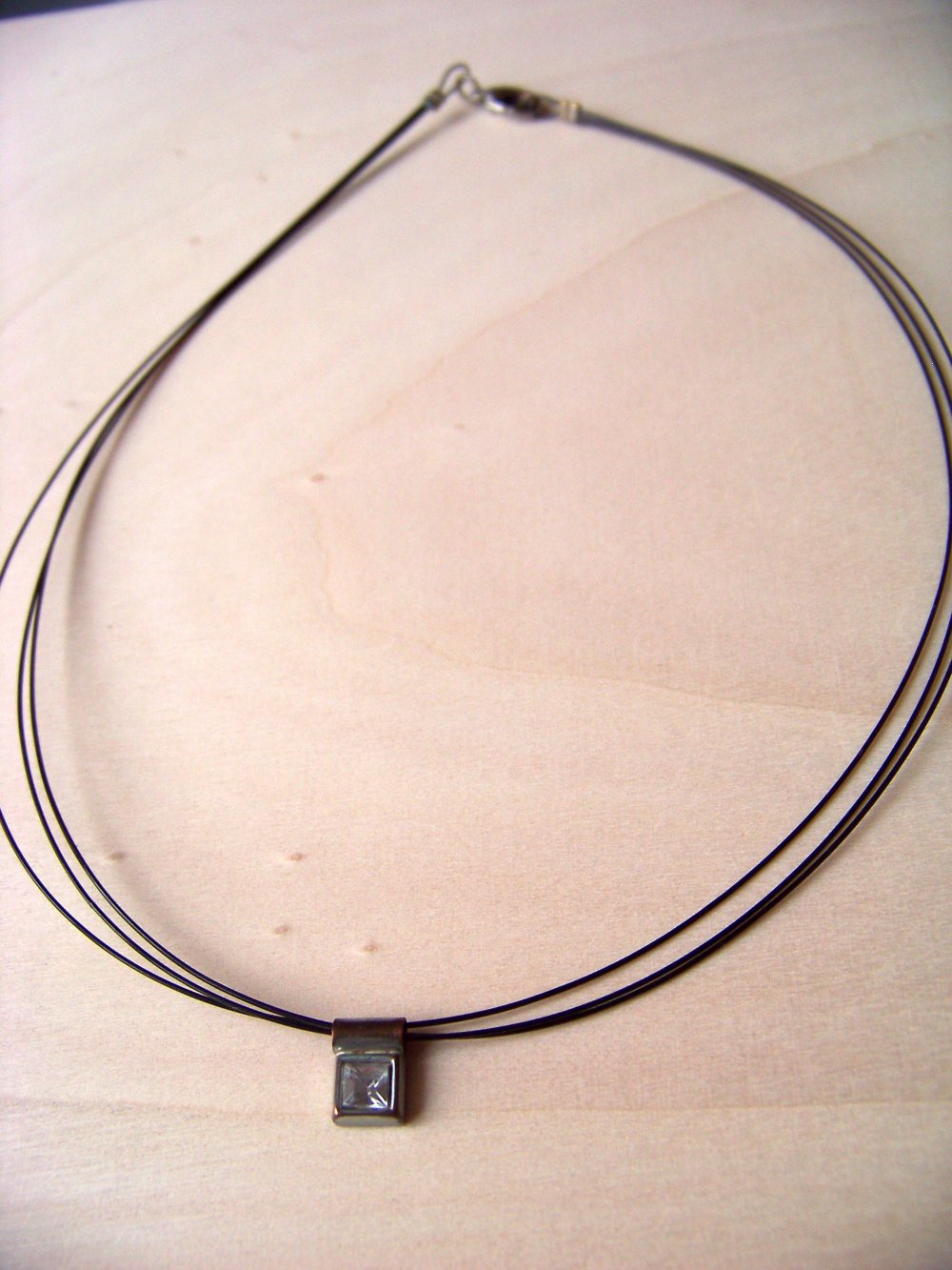 kurze Halskette mit quadratischem Anhänger