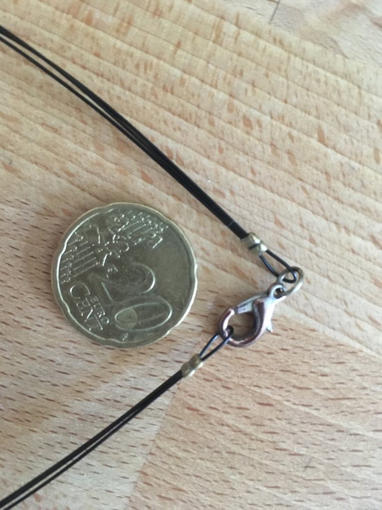 kurze Halskette mit quadratischem Anhänger