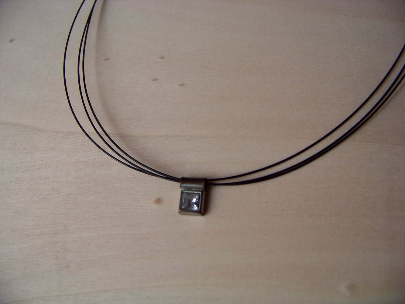 kurze Halskette mit quadratischem Anhänger