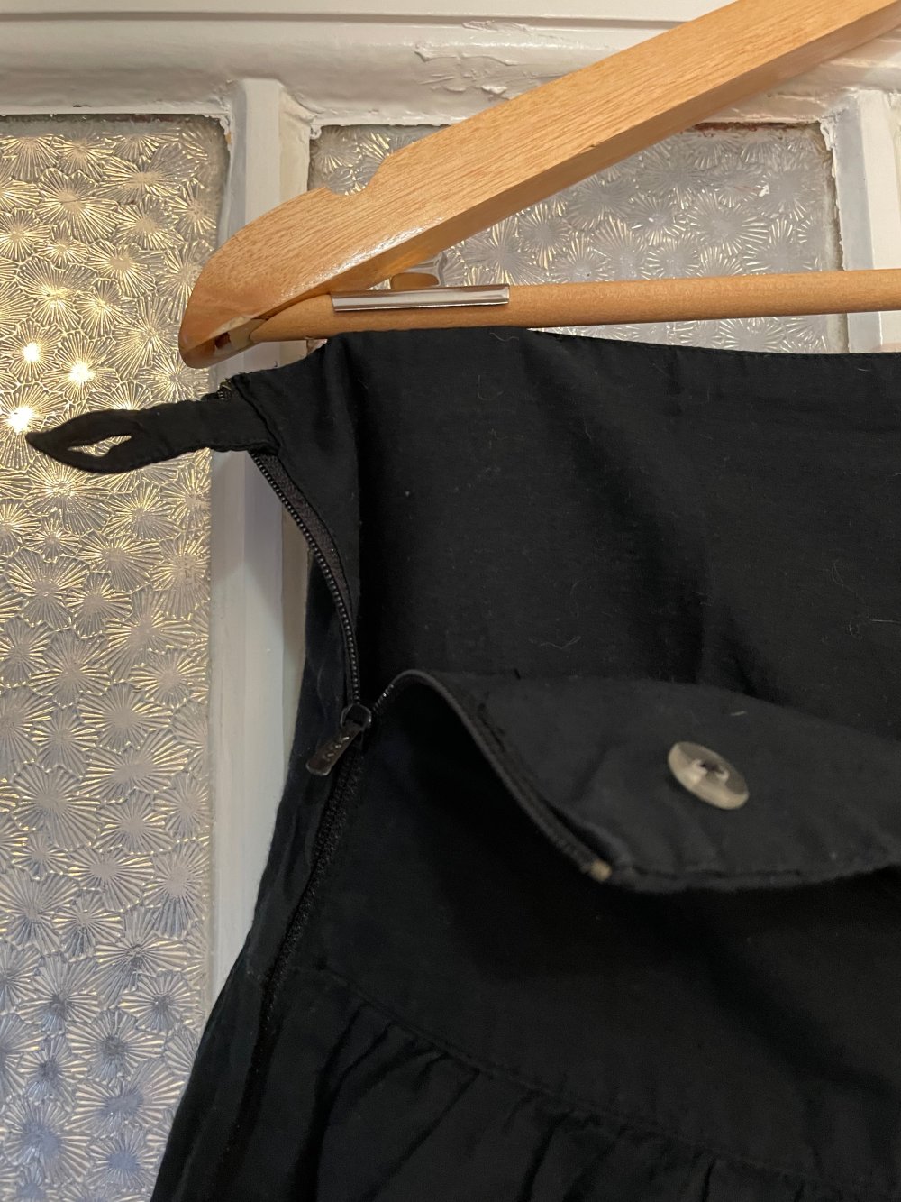 schwarzer Falten-Rock knielang