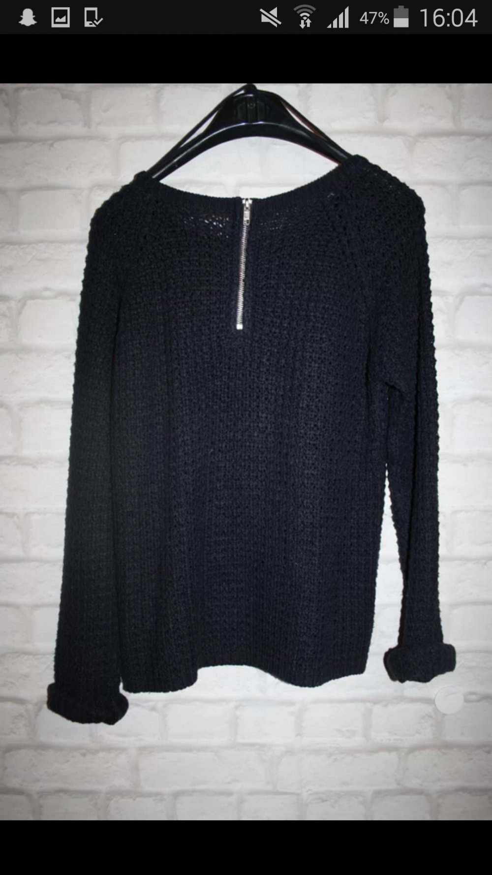 Dunkelblauer Pullover mit Reißverschluss am Rücken