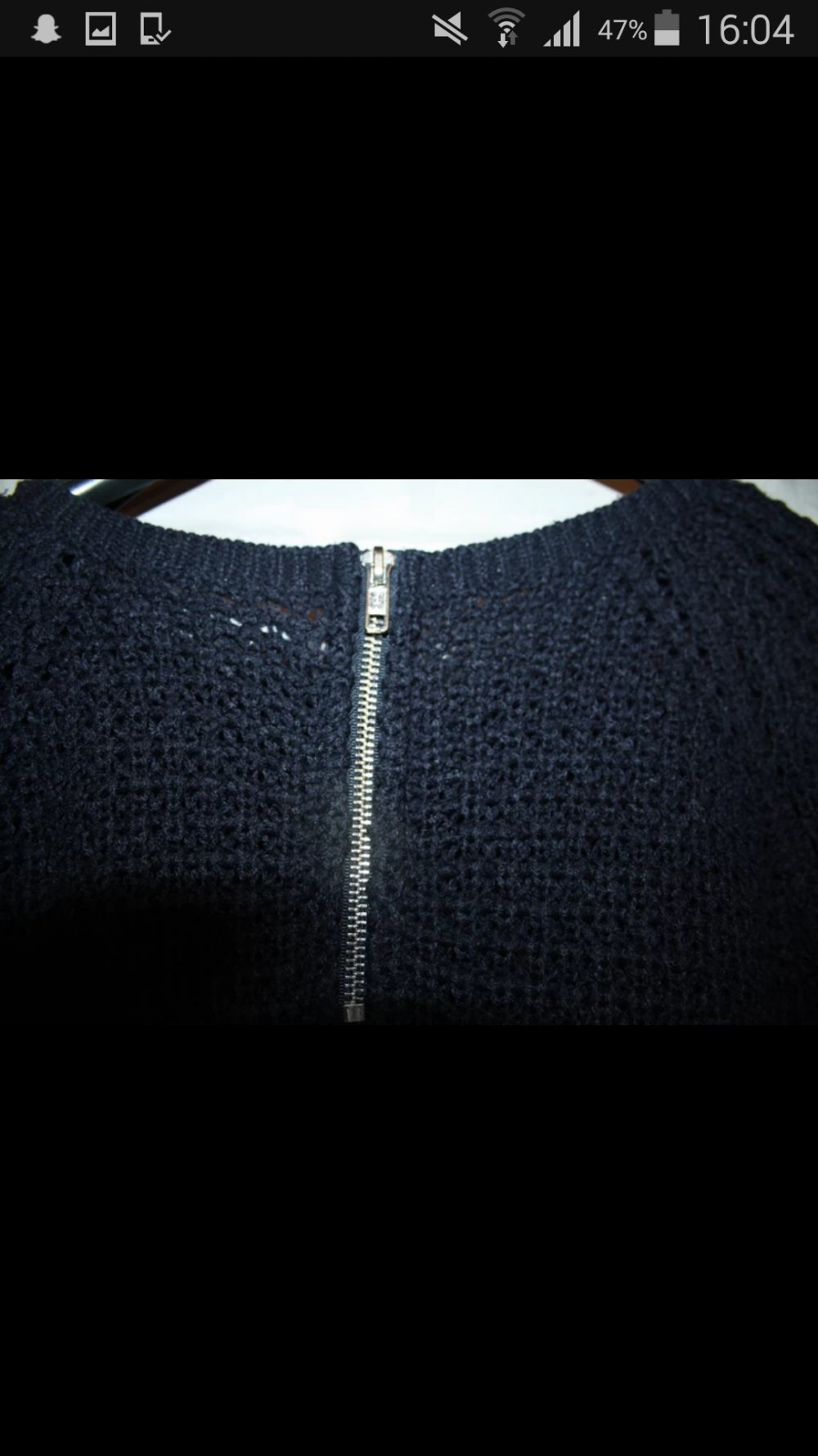 Dunkelblauer Pullover mit Reißverschluss am Rücken