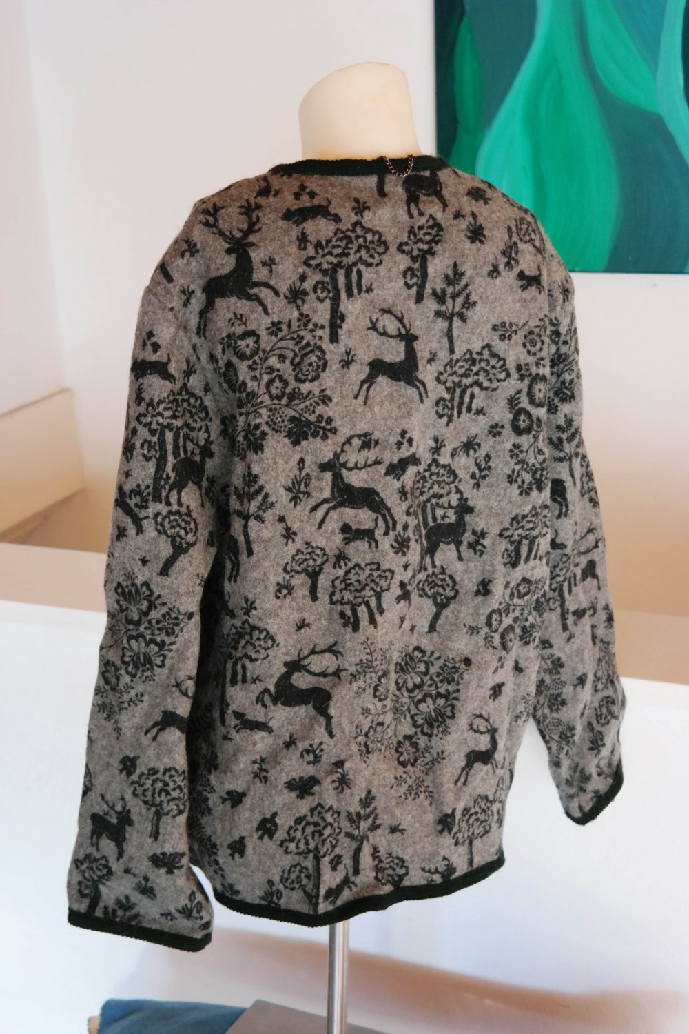 Berwin Wolff Trachtenjacke 100% Wolle Wolljacke Wolljanker Wald Motiv Blätter Bäume Hirsche 42 XL grau schwarz