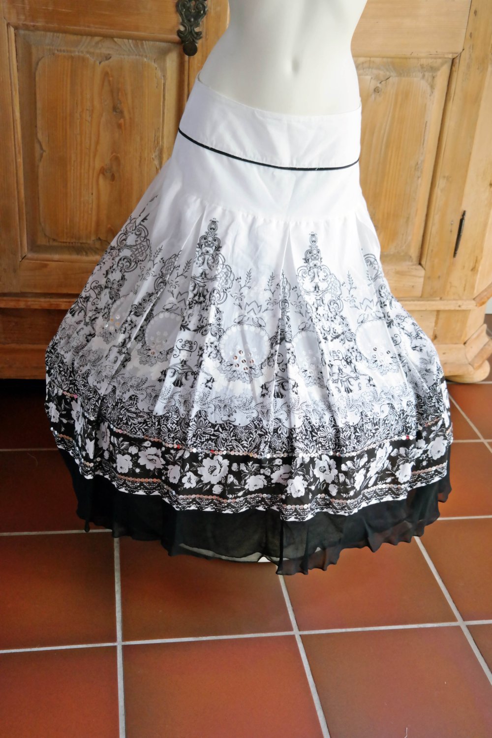 Sommerrock Rock weiß Muster gemustert Bordüre elegant weit schwingend M 38 