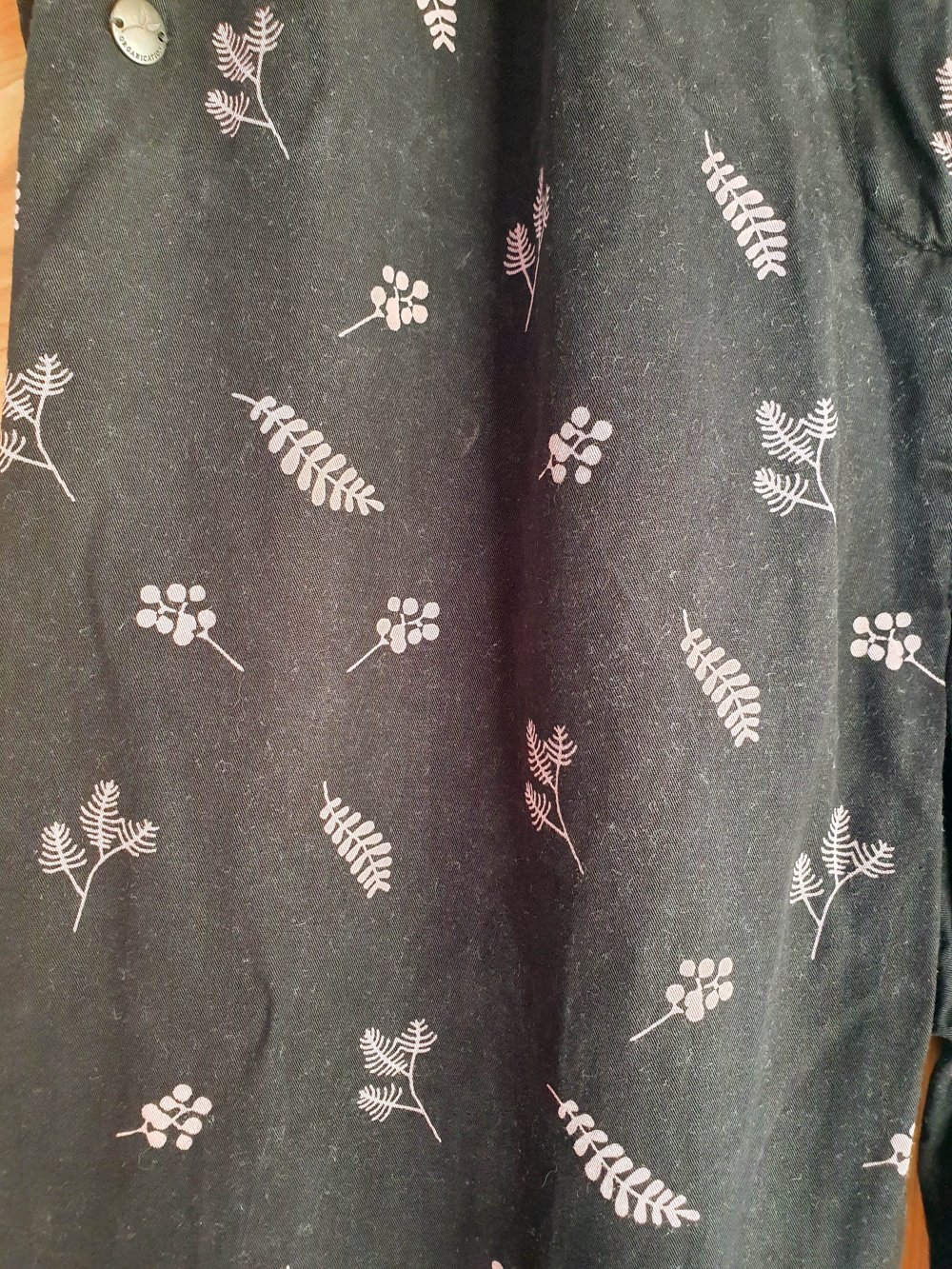 Organication Hose Chino schwarz Muster Blätter Zweige Wald L 40 Fair Öko