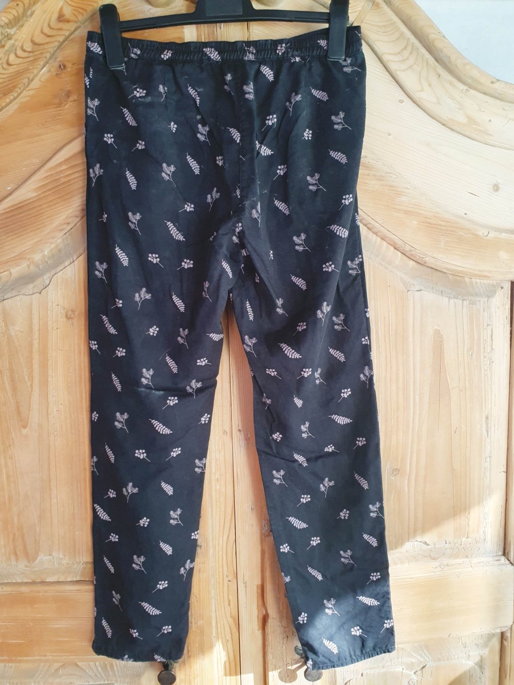 Organication Hose Chino schwarz Muster Blätter Zweige Wald L 40 Fair Öko