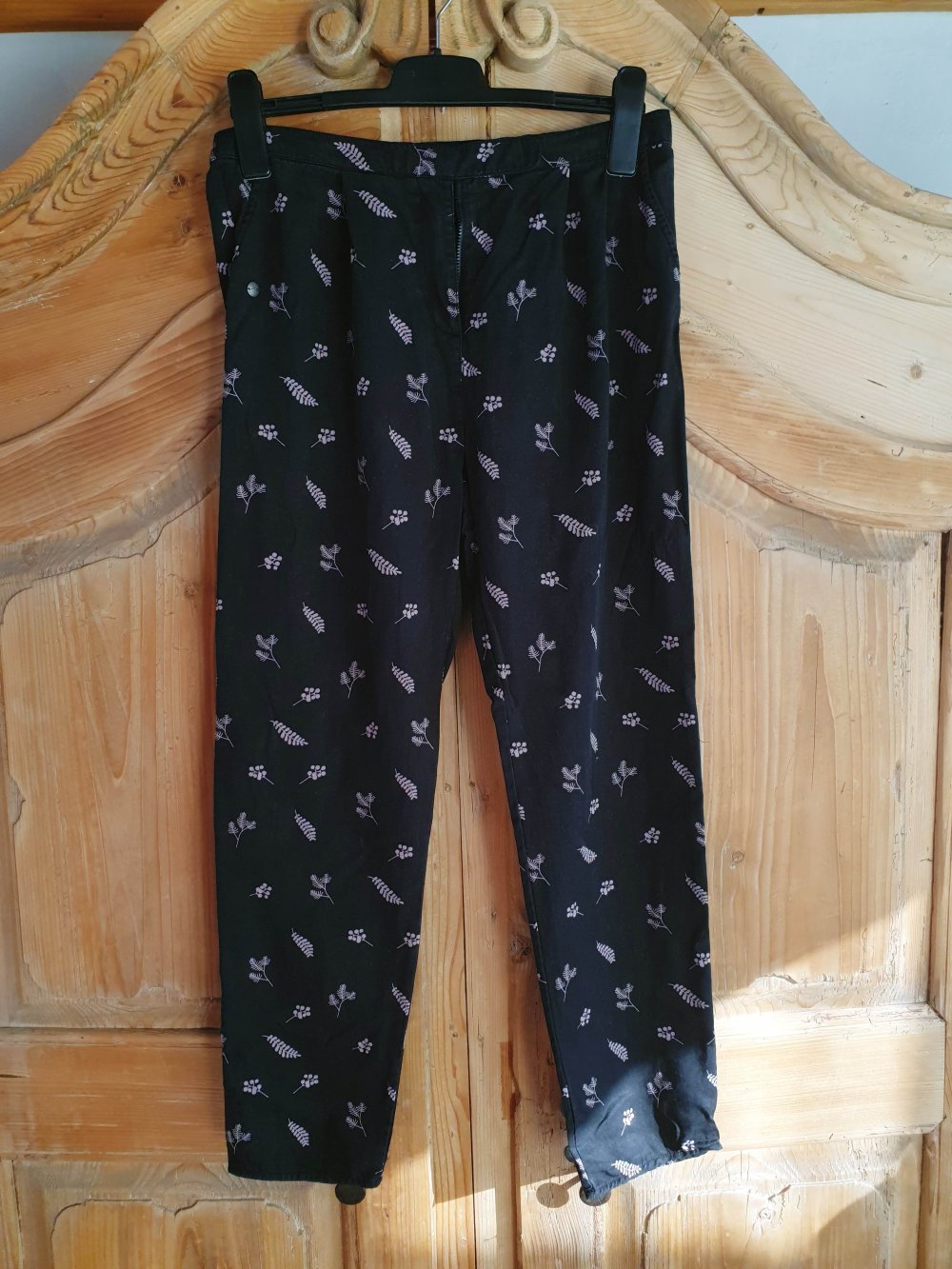 Organication Hose Chino schwarz Muster Blätter Zweige Wald L 40 Fair Öko