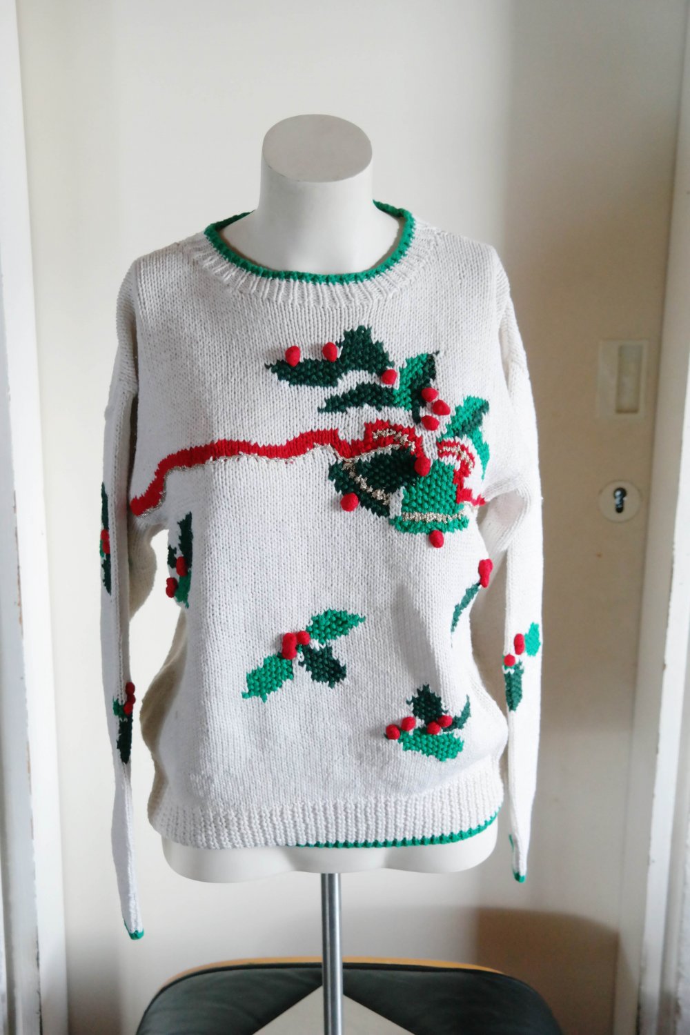 Weihnachtspullover Handarbeit handgestrickt weiß Glocken Stechpalme bunt S 36 M 38