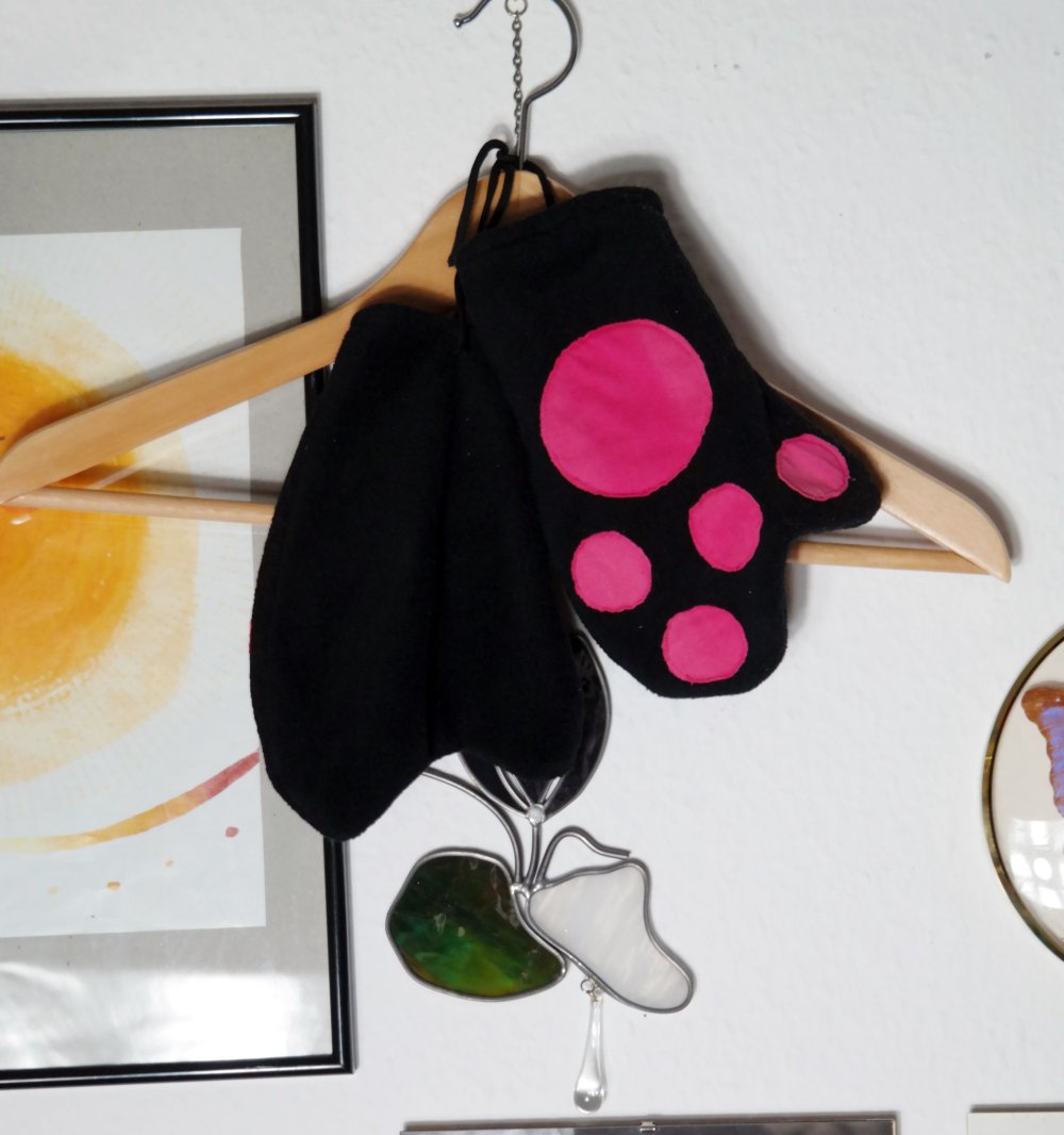 Handschuhe Handmade Pfoten Kitty Katzenpfoten schwarz rosa Fleece Fleecehandschuhe Kawaii Lolita Cosplay
