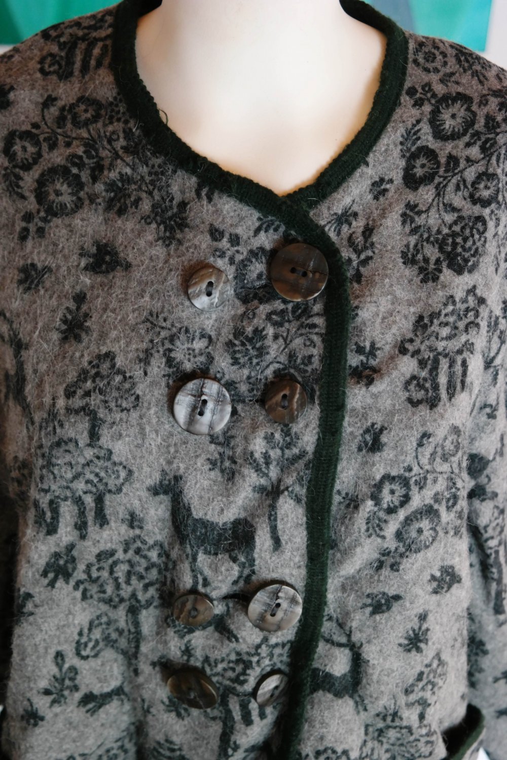 Berwin Wolff Trachtenjacke 100% Wolle Wolljacke Wolljanker Wald Motiv Blätter Bäume Hirsche 42 XL grau schwarz