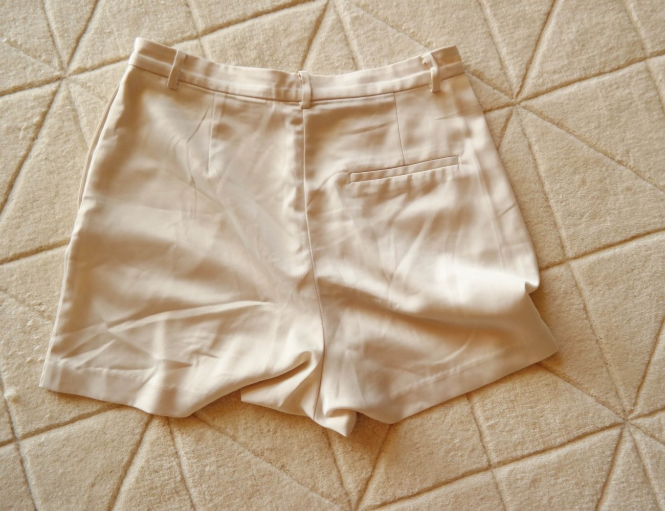 H&M Shorts kurze Hose Satin creme altweiß XL 42 Chiffon Hotpants