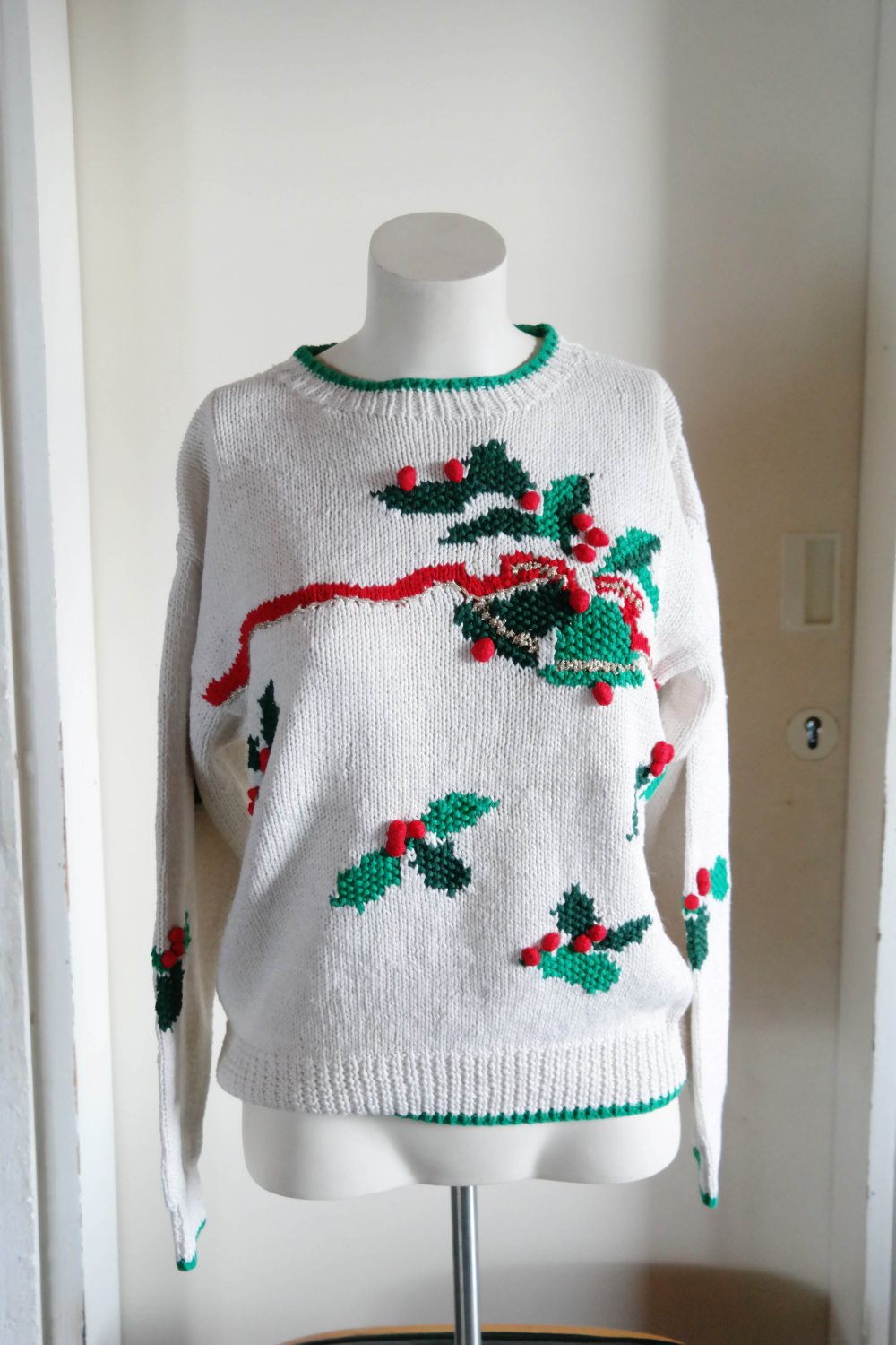 Weihnachtspullover Handarbeit handgestrickt weiß Glocken Stechpalme bunt S 36 M 38