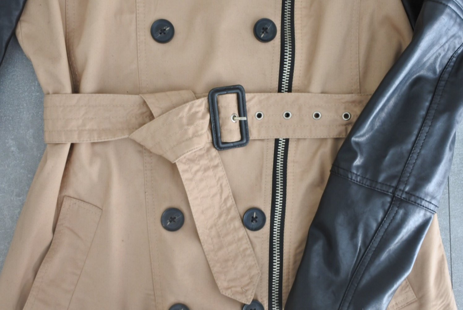 Trenchcoat mit Lederärmel von Stradivarius