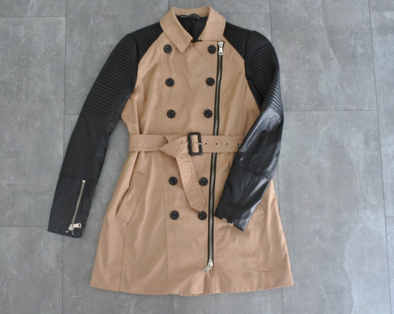 Trenchcoat mit Lederärmel von Stradivarius