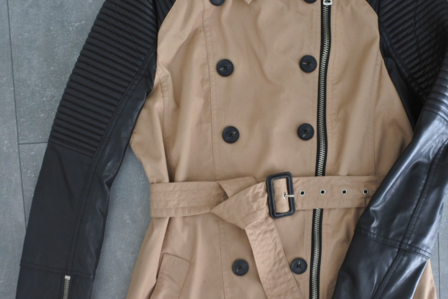 Trenchcoat mit Lederärmel von Stradivarius