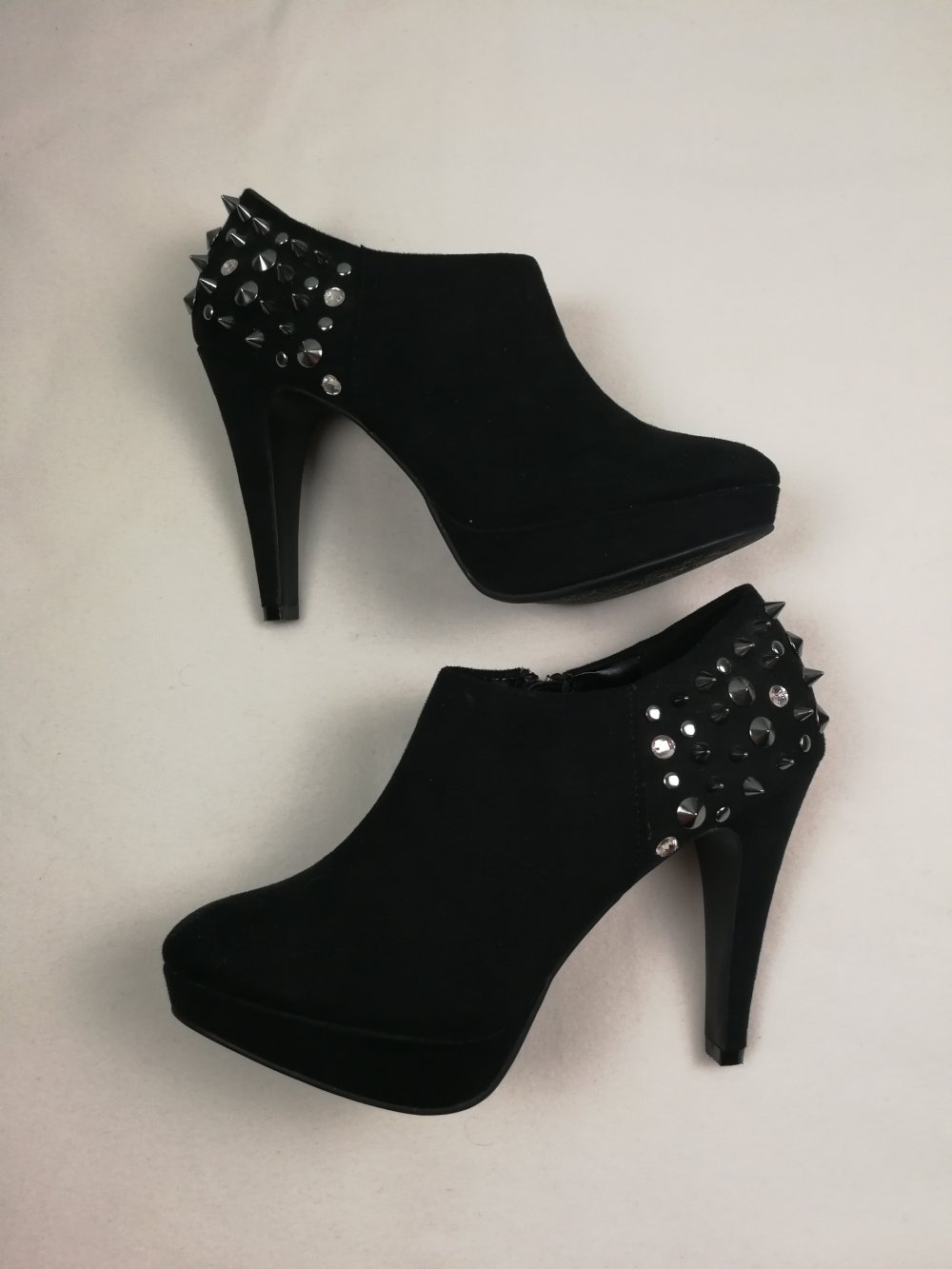 Pumps in schwarz mit nieten