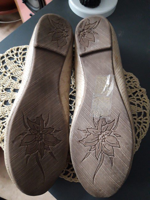 Beigefarbene Ballerinas mit Schleife