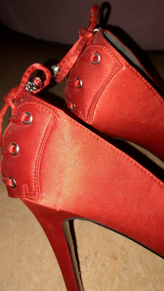 Rote Peeptoe-Pumps