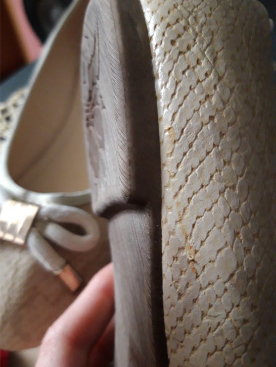 Beigefarbene Ballerinas mit Schleife