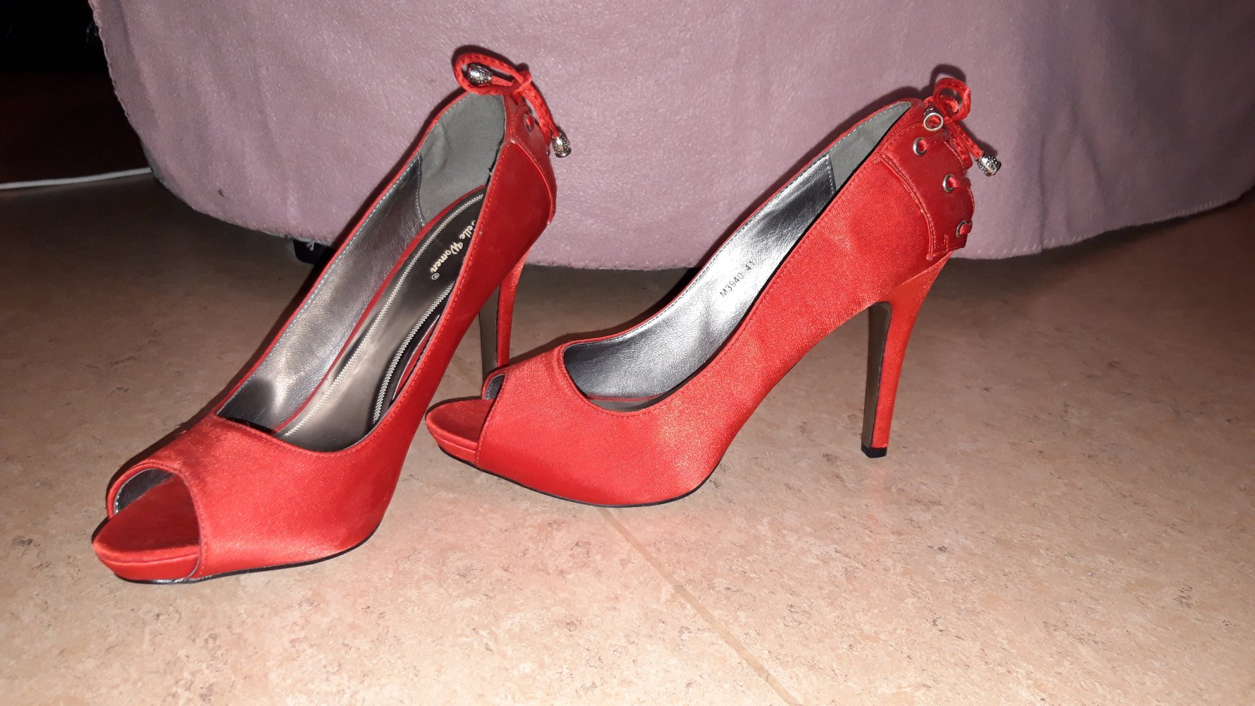 Rote Peeptoe-Pumps
