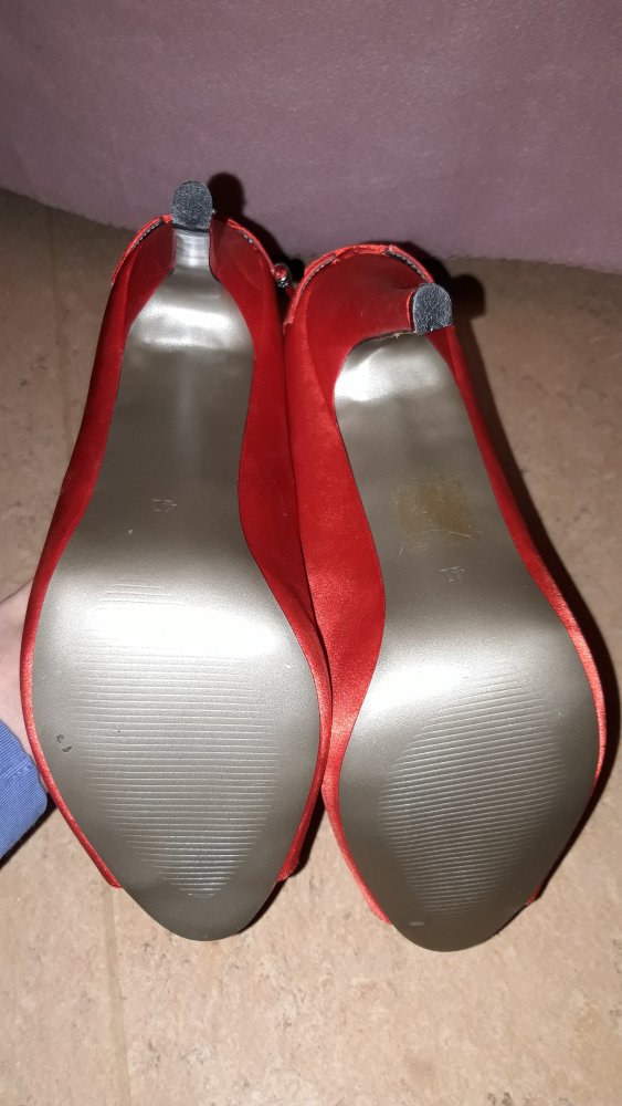 Rote Peeptoe-Pumps