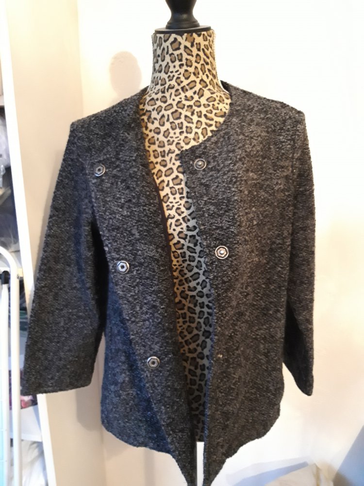 Graue Jacke mit dreiviertel Ärmel