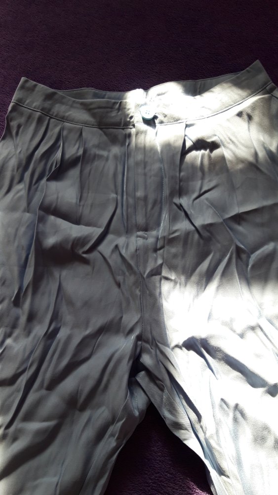 Hochsitzende, hellblaue Stoffhose