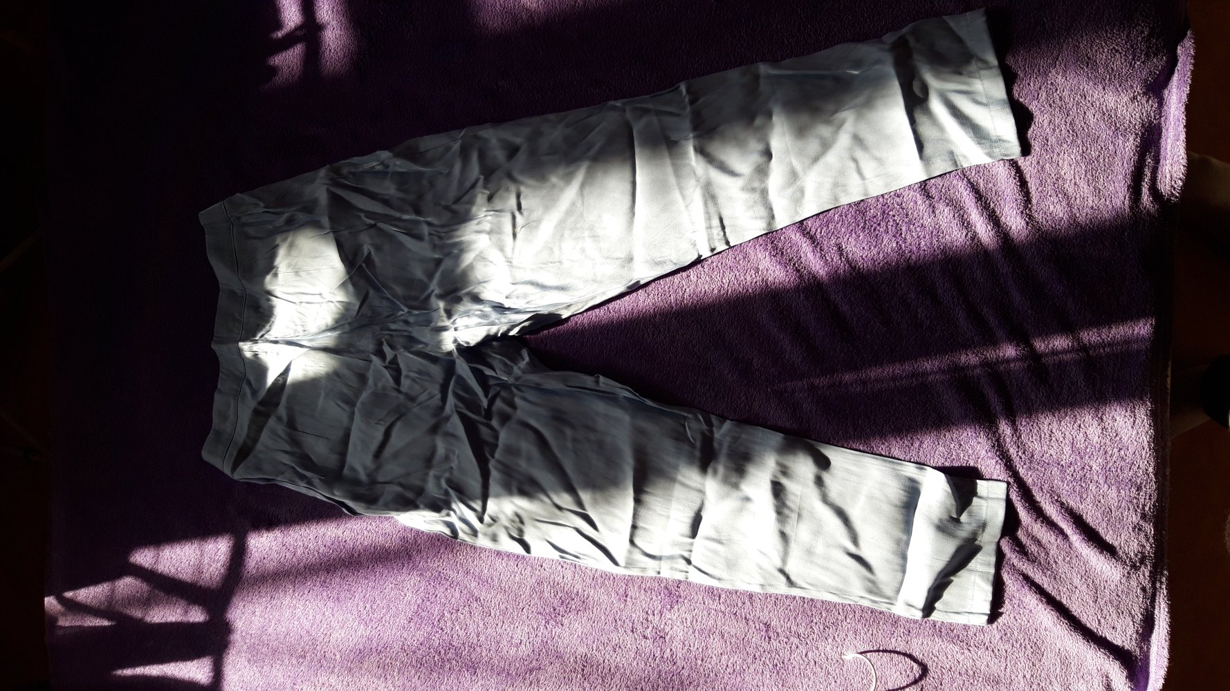 Hochsitzende, hellblaue Stoffhose