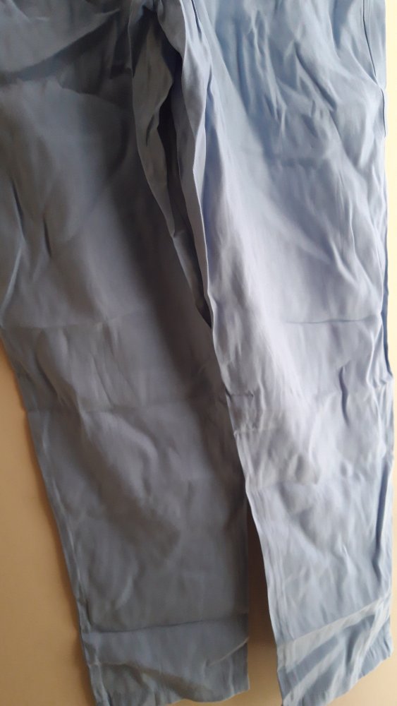 Hochsitzende, hellblaue Stoffhose